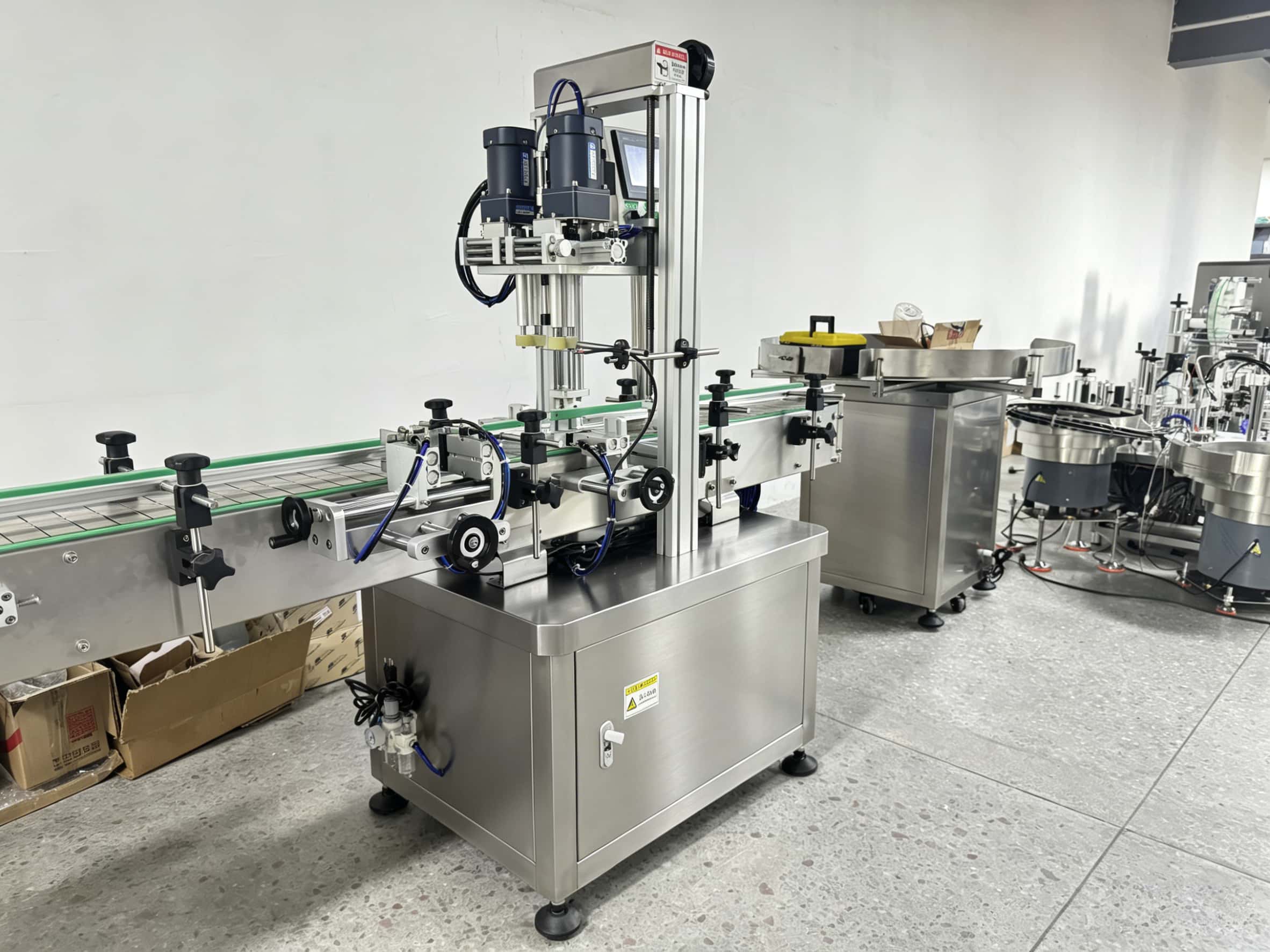 good quality automatic touch screen servo rotary plastic bottle screw capping for beverage production line good quality automatic touch screen servo rotary plastic bottle screw capping for beverage production line